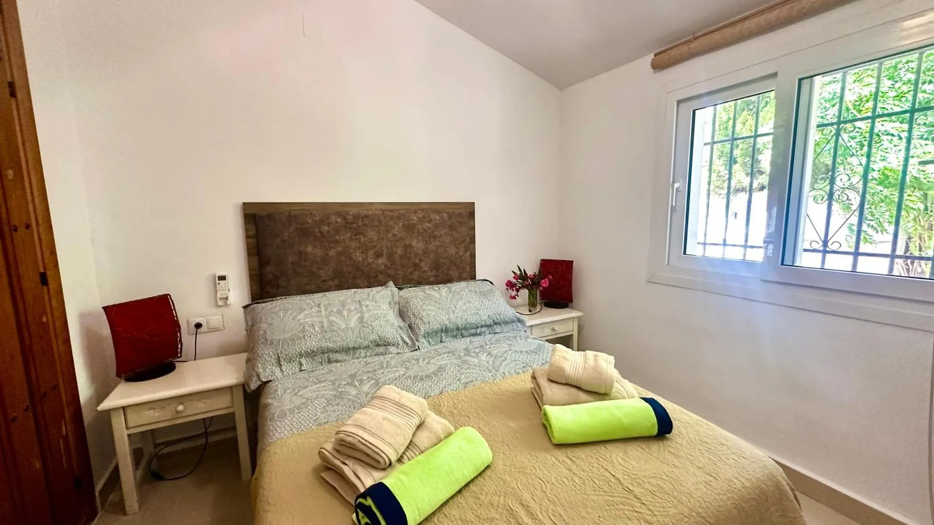 Chalet Villa Vistas Al Lago With Private Pool Vinuela